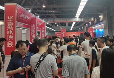 2025洛阳家博会现场人流如织